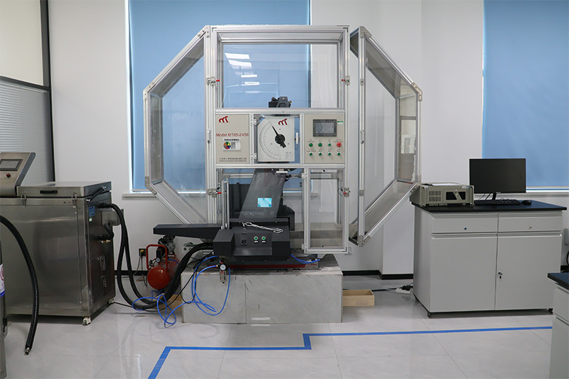 Microcomputer controlled fully automatic pendulum impact testing machine